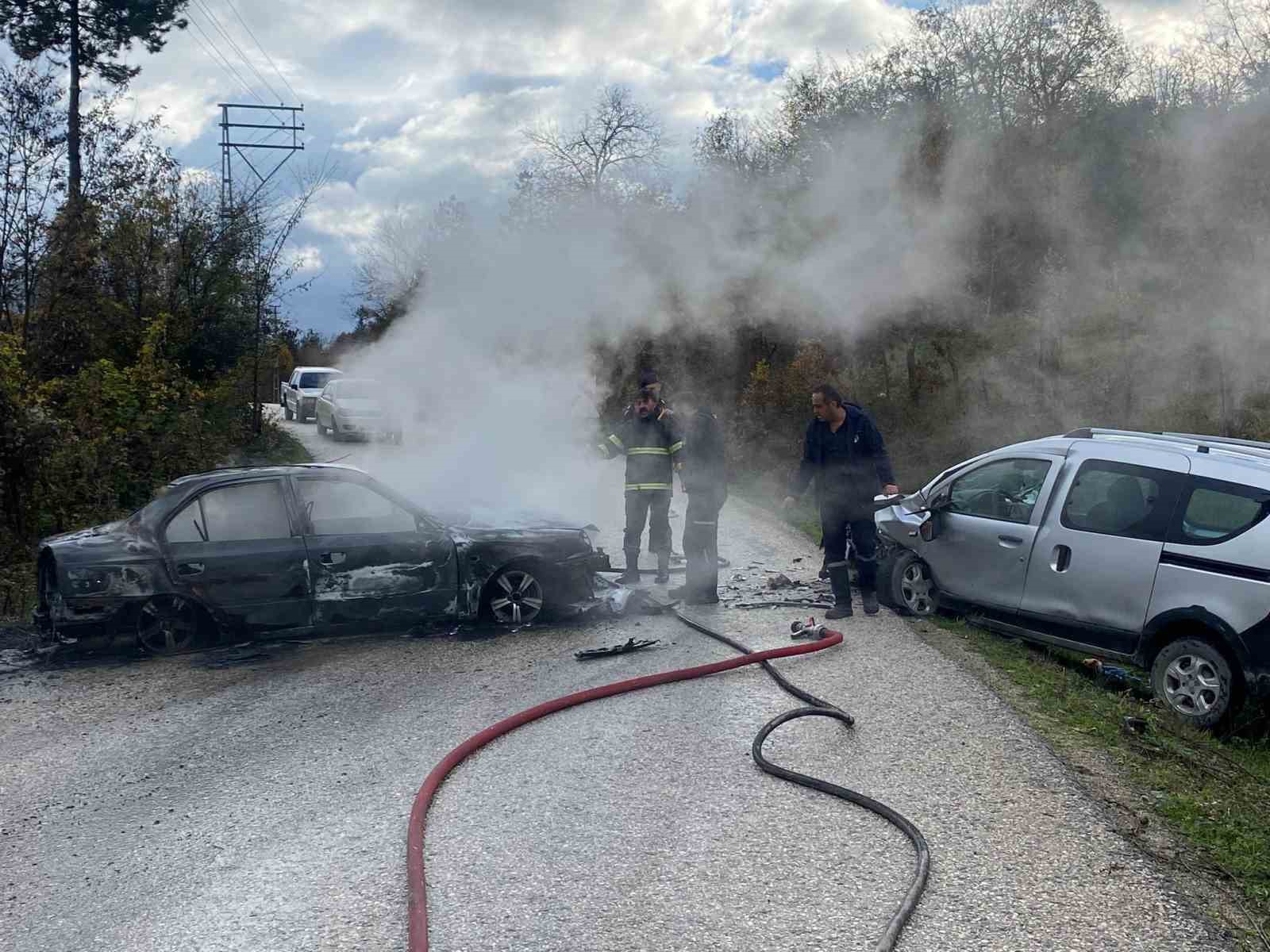 kastamonuda hafif ticari arac ile otomobil carpisti 2 yarali 3