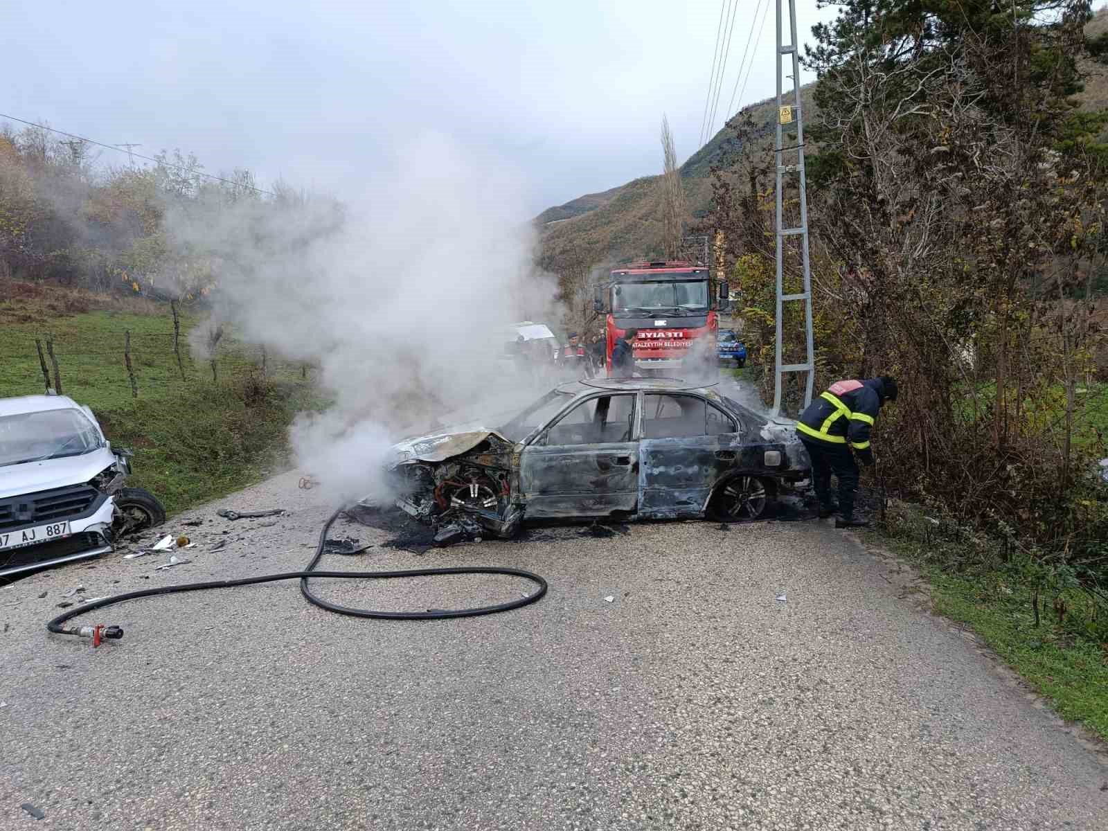 kastamonuda hafif ticari arac ile otomobil carpisti 2 yarali 4 BH1r96dL
