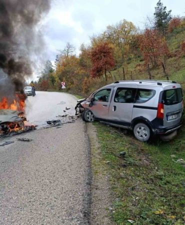 kastamonuda-hafif-ticari-arac-ile-otomobil-carpisti-2-yarali-x99diKyS.jpg