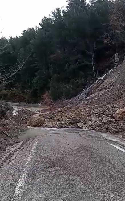 kastamonuda heyelan inebolu doganyurt cide karayolu ulasima kapandi 1 FCisAk3s