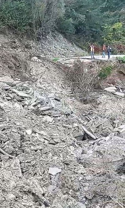 kastamonuda heyelan inebolu doganyurt cide karayolu ulasima kapandi 2 Ldv58bZH