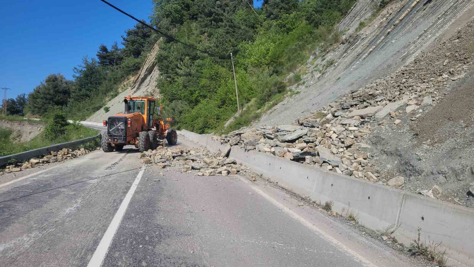 kastamonuda heyelan nedeniyle kara yolu ulasima kapandi 0 PKGwvgnc