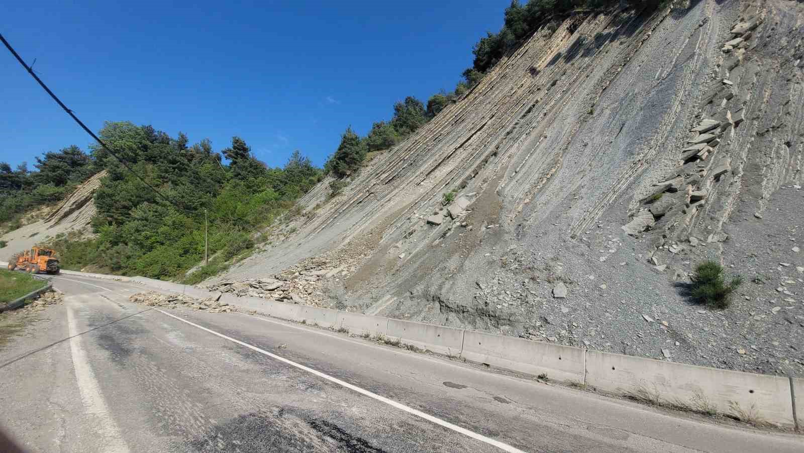 kastamonuda heyelan nedeniyle kara yolu ulasima kapandi 1 ZyyyuwXZ