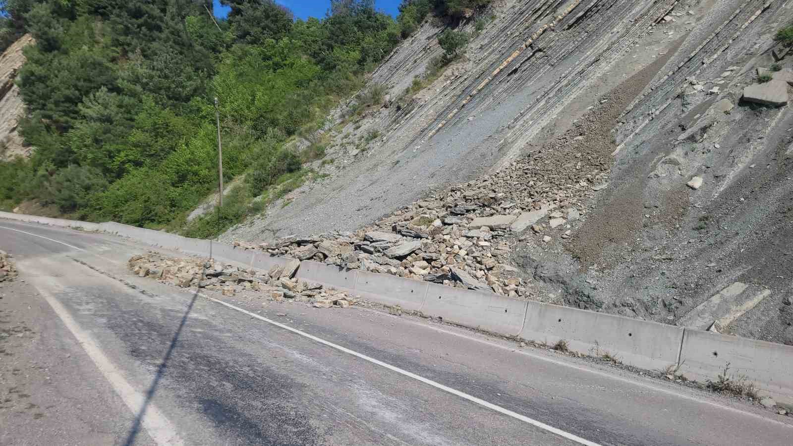 kastamonuda heyelan nedeniyle kara yolu ulasima kapandi 2 OhUlAypi