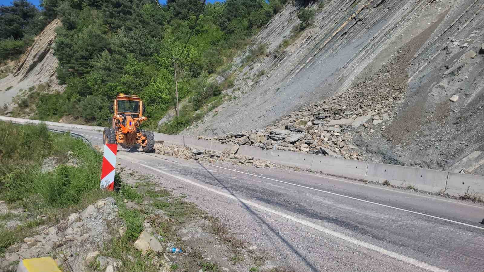 kastamonuda heyelan nedeniyle kara yolu ulasima kapandi 3 BJk6EEiz