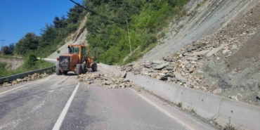 kastamonuda-heyelan-nedeniyle-kara-yolu-ulasima-kapandi-P8mXAs1n.jpg