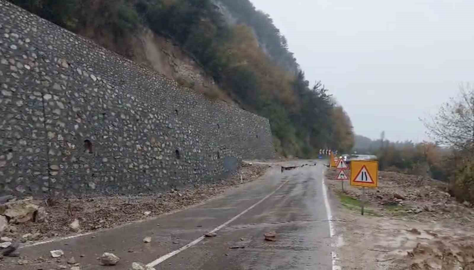 kastamonuda heyelan sebebiyle coken yol ulasima kapandi 0 vQmu9GiK
