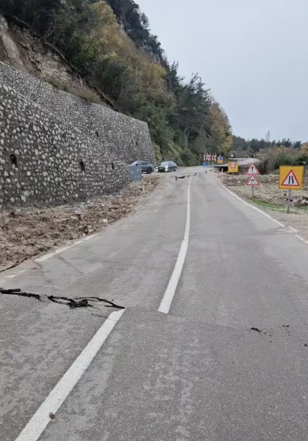 kastamonuda heyelan sebebiyle coken yol ulasima kapandi 1
