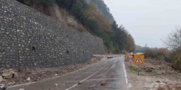 kastamonuda-heyelan-sebebiyle-coken-yol-ulasima-kapandi-a5Brdc4t.jpg