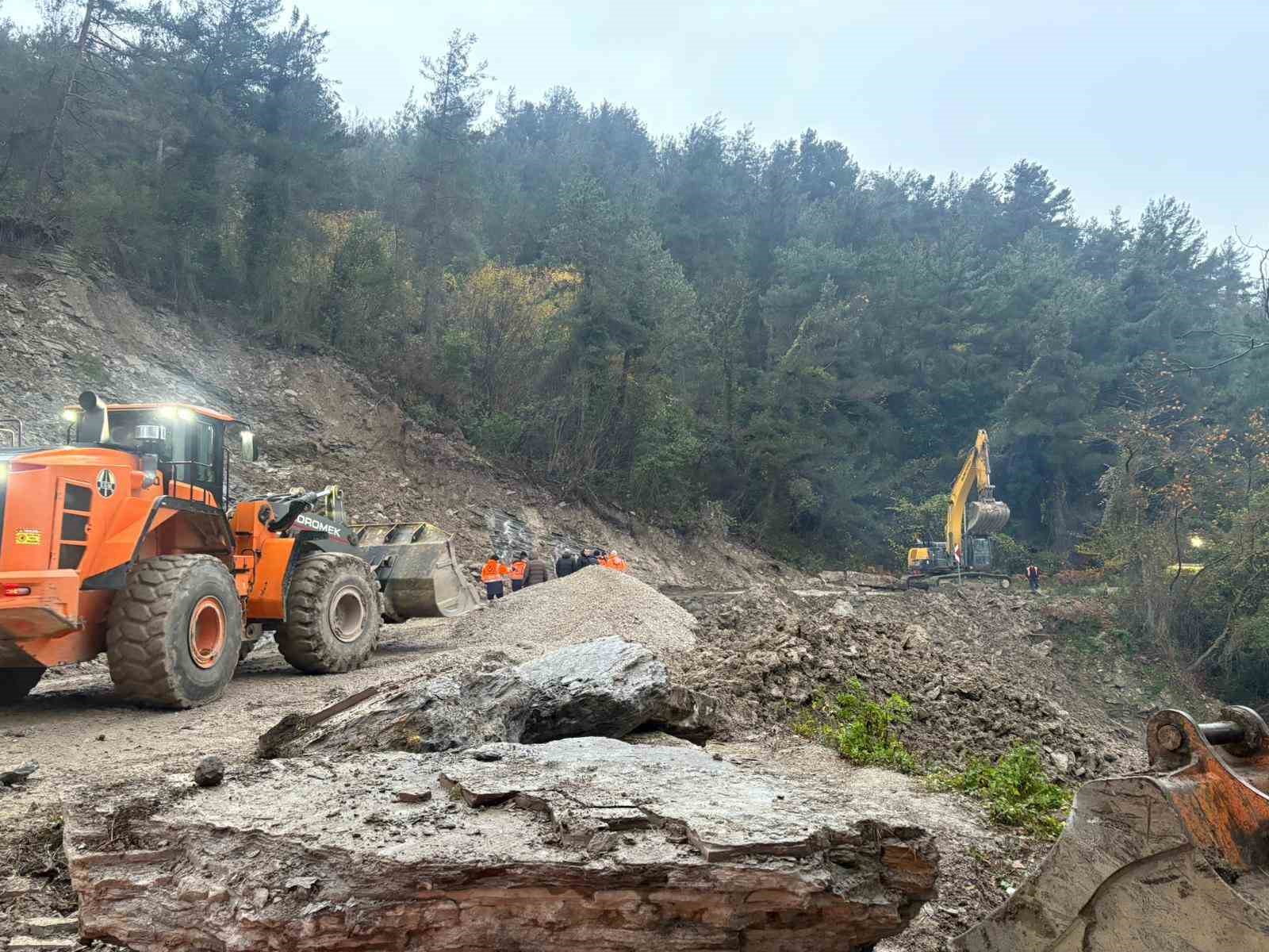 kastamonuda heyelan sebebiyle kapanan yol ulasima acildi 0