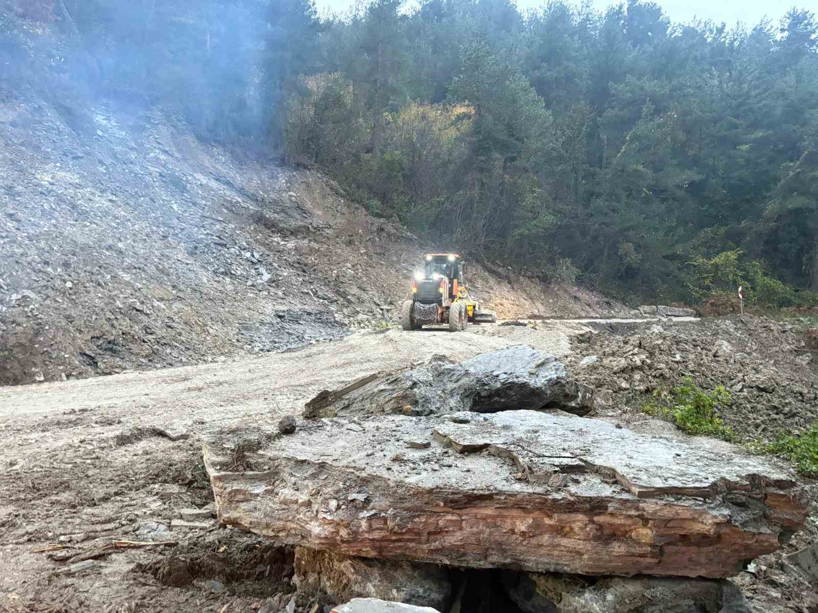 kastamonuda heyelan sebebiyle kapanan yol ulasima acildi 1 ZTbkBE1f