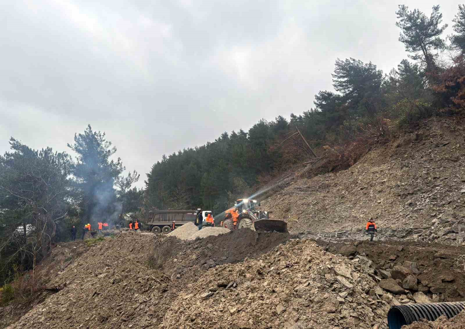 kastamonuda heyelan sebebiyle kapanan yol ulasima acildi 2 PMubBBLf