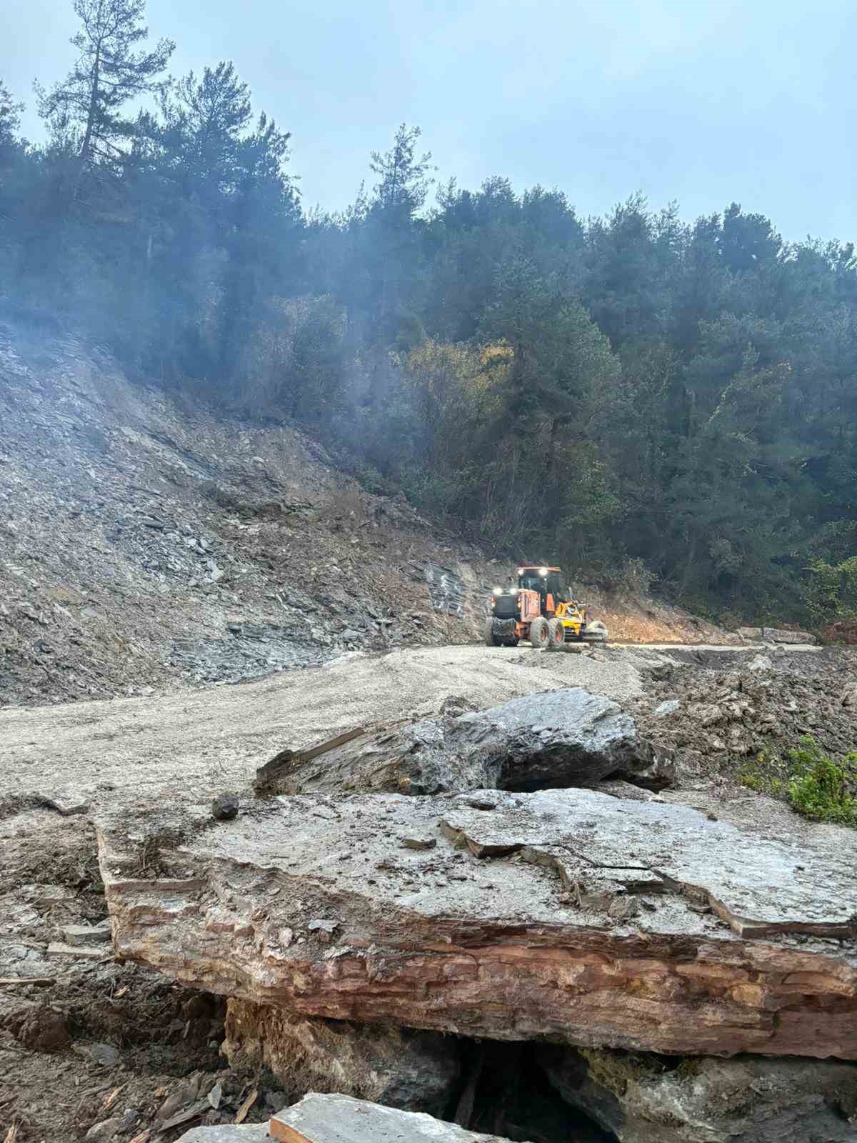 kastamonuda heyelan sebebiyle kapanan yol ulasima acildi 3 BRYrBuVT