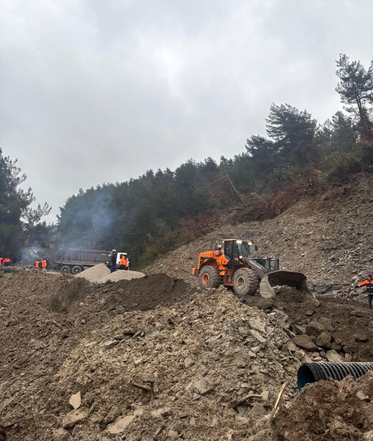 kastamonuda heyelan sebebiyle kapanan yol ulasima acildi 4 2KFjEWFR