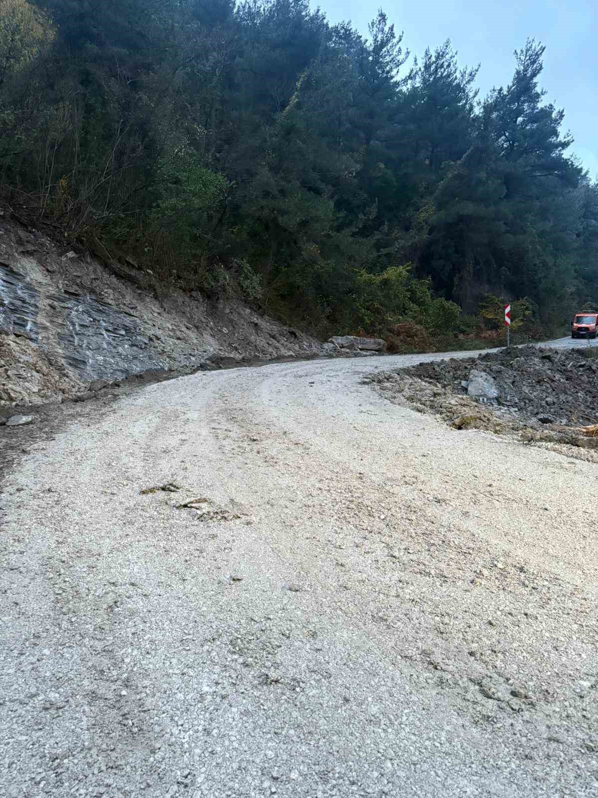 kastamonuda heyelan sebebiyle kapanan yol ulasima acildi 5 gIy8k8dz