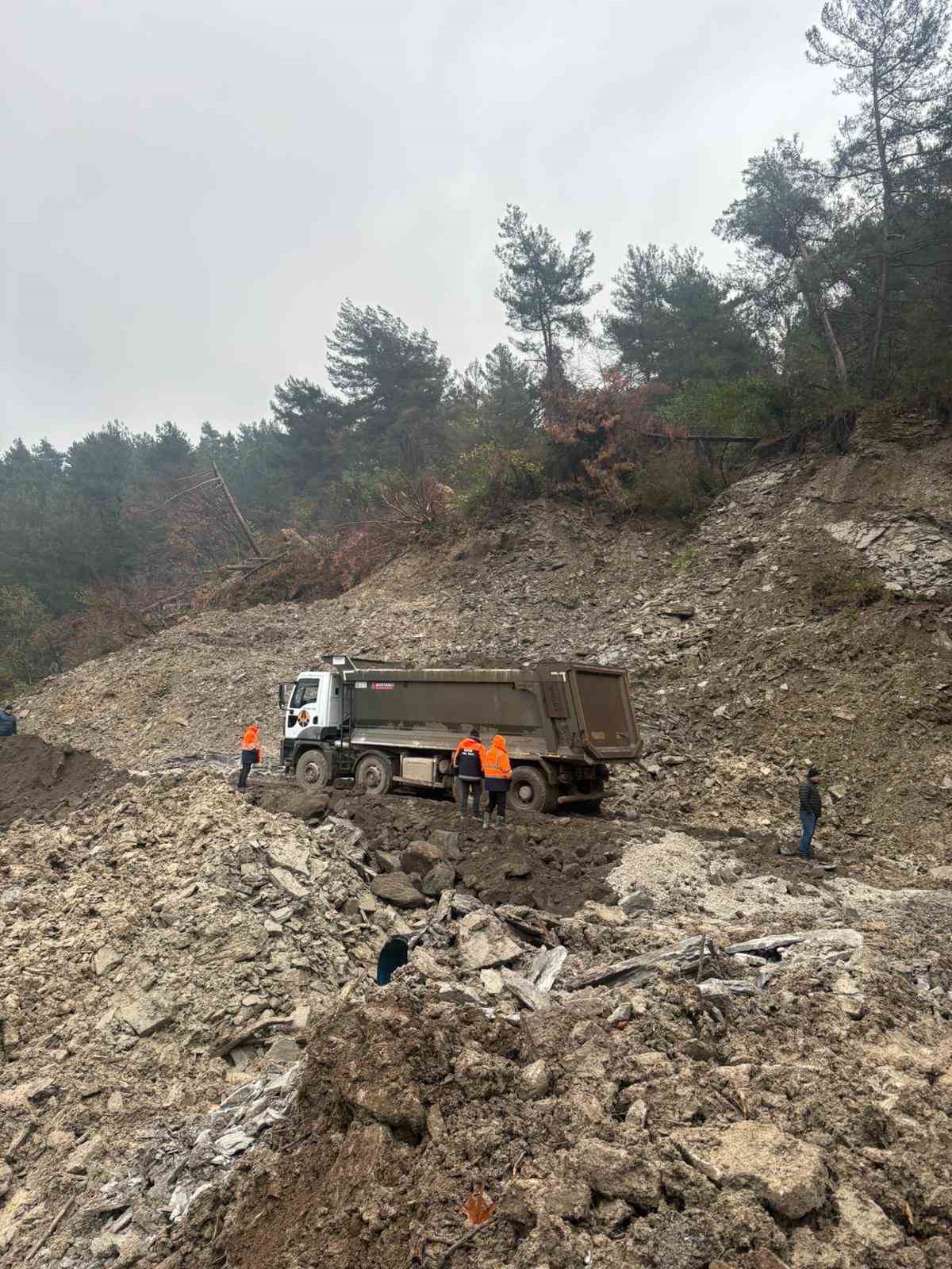 kastamonuda heyelan sebebiyle kapanan yol ulasima acildi 6 KUHzqY3L