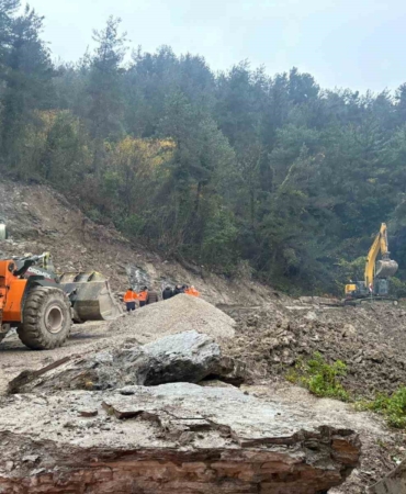 kastamonuda-heyelan-sebebiyle-kapanan-yol-ulasima-acildi-BvhWYmnf.jpg