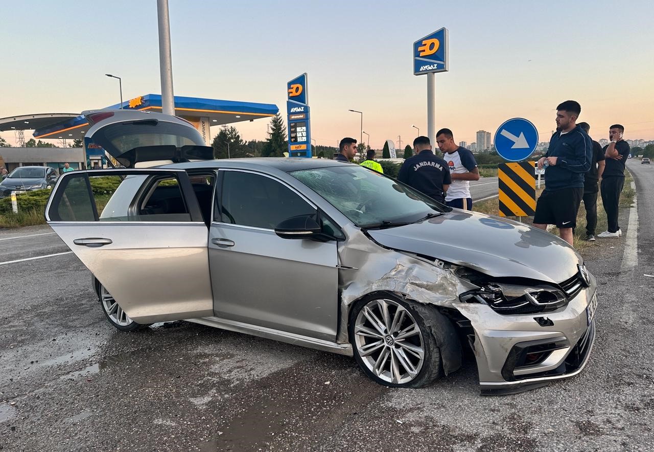 kastamonuda iki otomobil carpisti 2 yarali 1 3WB3U9np