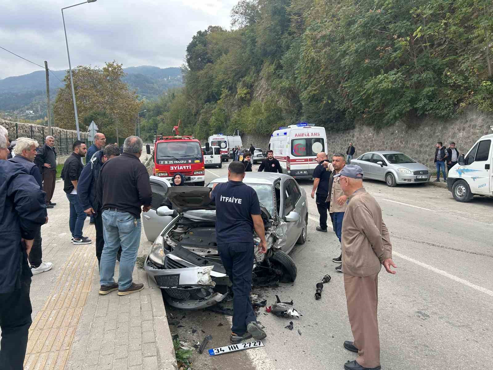 kastamonuda iki otomobil carpisti 4 yarali 0 tULywEDR