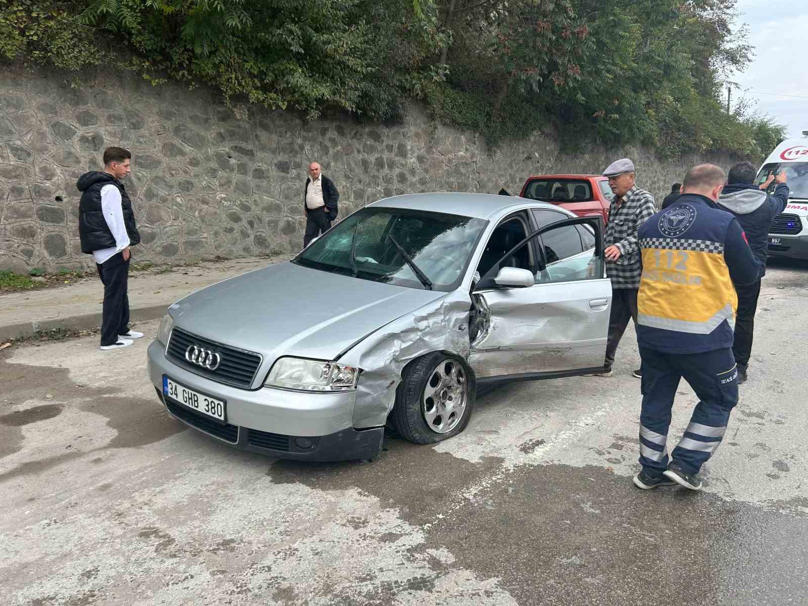 kastamonuda iki otomobil carpisti 4 yarali 1 HIXB4c7I