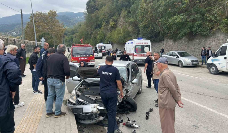 kastamonuda-iki-otomobil-carpisti-4-yarali-GsfLb1vk.jpg