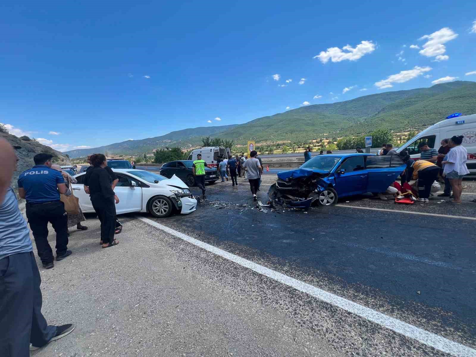 kastamonuda iki otomobil carpisti 5 yarali 0 Vws8EQAF