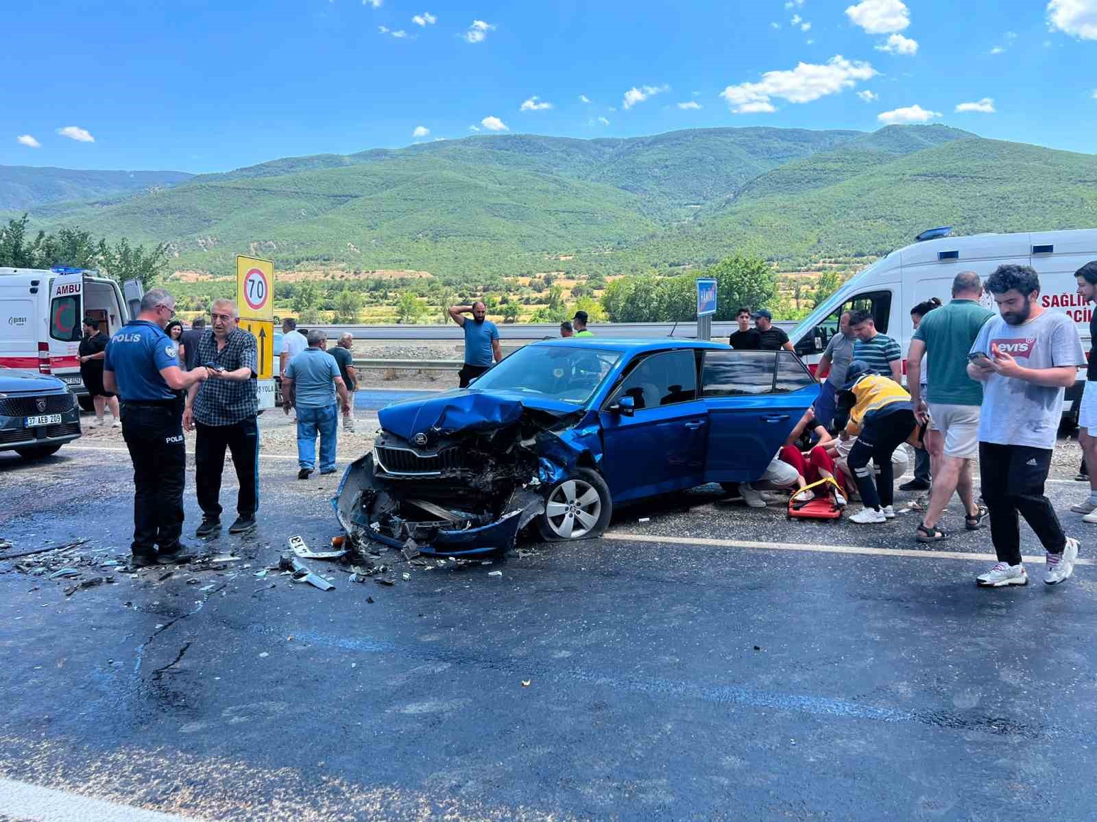 kastamonuda iki otomobil carpisti 5 yarali 1 HbpJBNmI