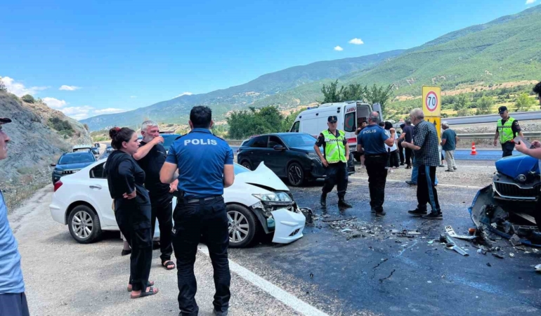 kastamonuda-iki-otomobil-carpisti-5-yarali-aif7AuTn.jpg