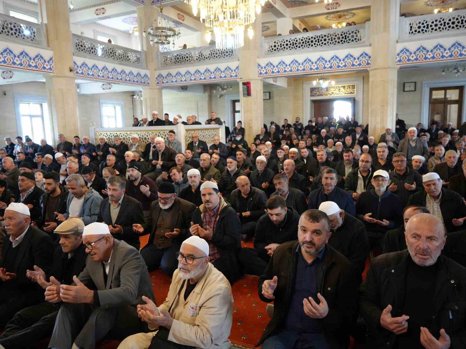 Kastamonu’da ilk hac kafilesi kutsal topraklara uğurlandı 6 kastamonuda ilk hac kafilesi kutsal topraklara ugurlandi 2 mEUBYidG