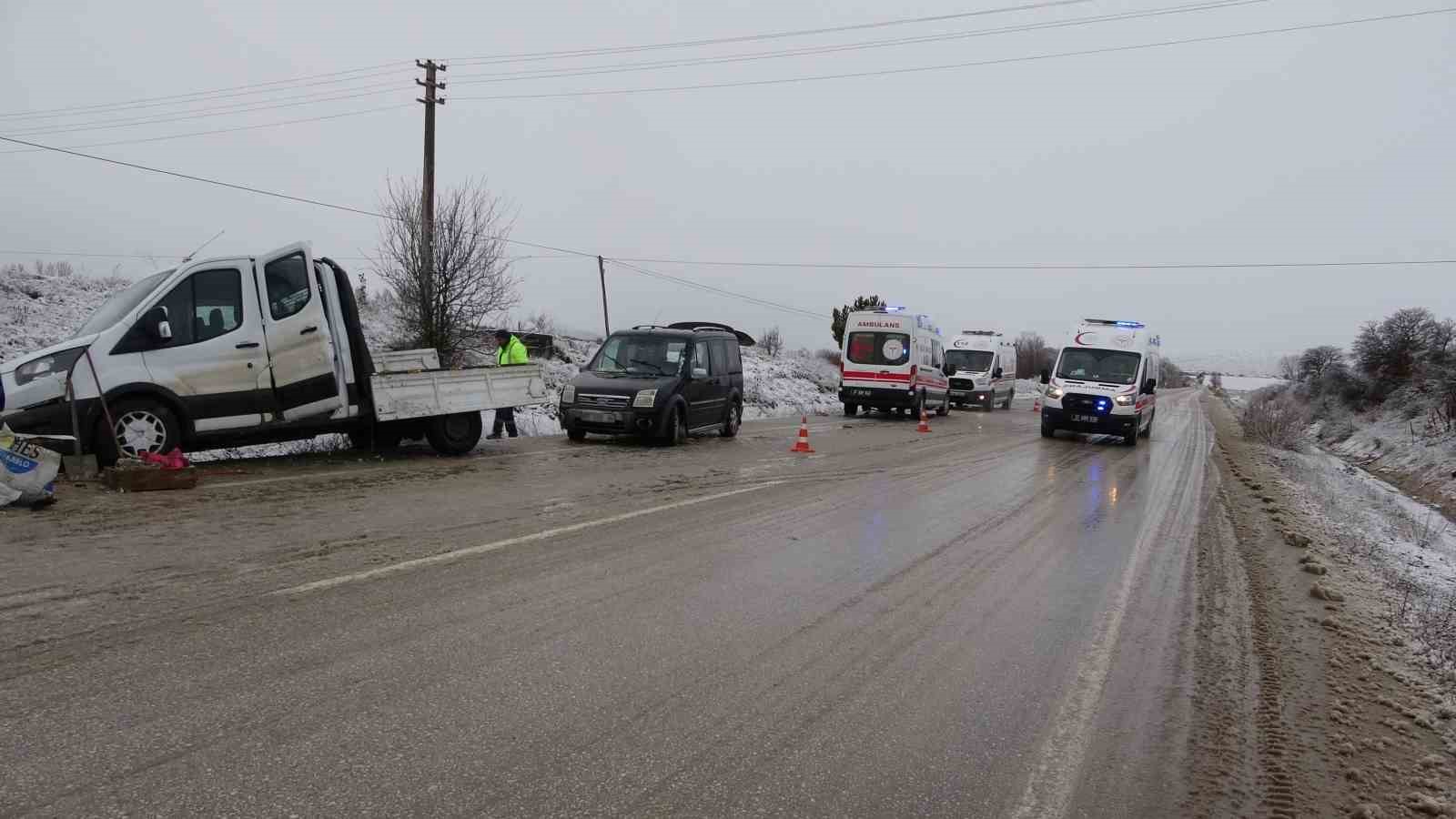 kastamonuda iscileri tasiyan kamyonet yan yatti 7 yarali 1 DZd7iONh