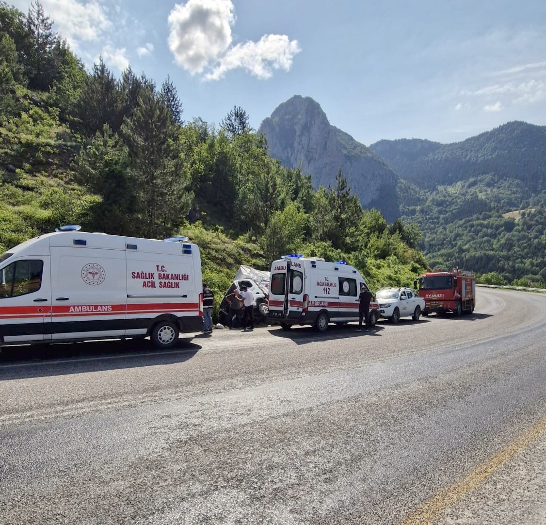 kastamonuda kamyon sarampole devrildi 2 yarali 0 SAKCpGcz