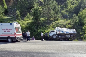 kastamonuda-kamyon-sarampole-devrildi-2-yarali-SHFNdvm3.jpg
