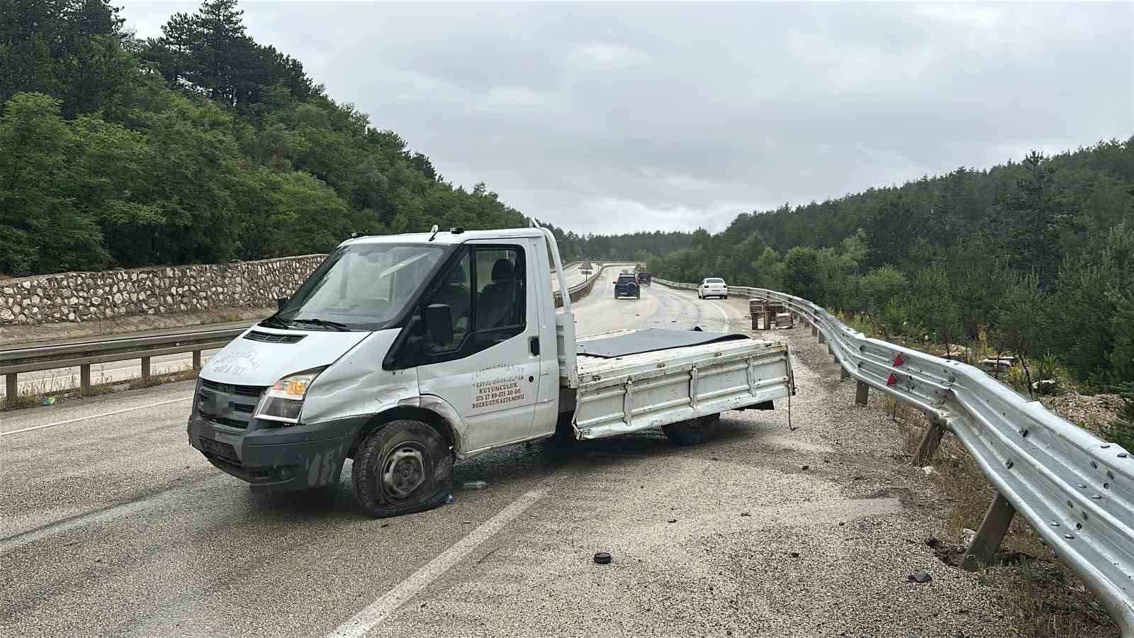 kastamonuda kamyonet bariyerlere carpti etrafa sacilan kovandaki arilar telef oldu 2 l2diX7iD