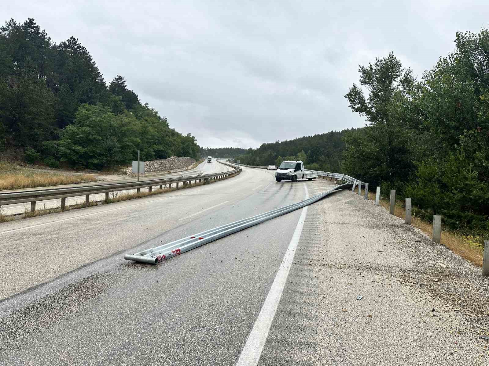 kastamonuda kamyonet bariyerlere carpti etrafa sacilan kovandaki arilar telef oldu 3