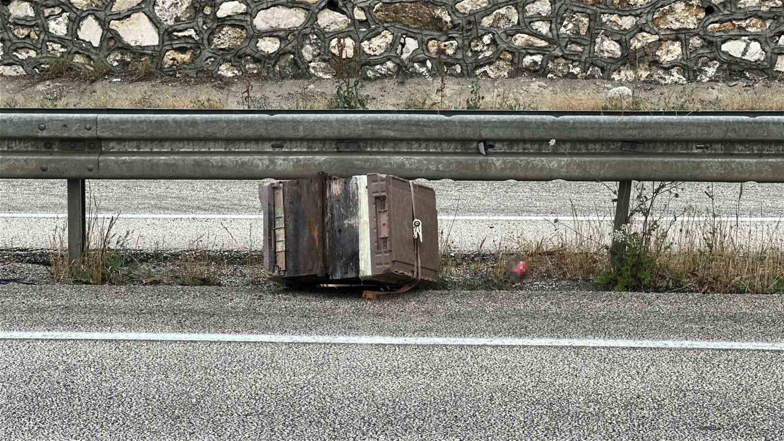 kastamonuda kamyonet bariyerlere carpti etrafa sacilan kovandaki arilar telef oldu 4 UYHRgsmW