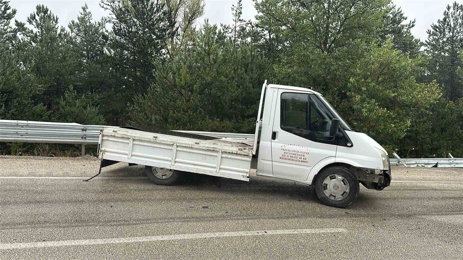 kastamonuda kamyonet bariyerlere carpti etrafa sacilan kovandaki arilar telef oldu 5 amWKsnsr