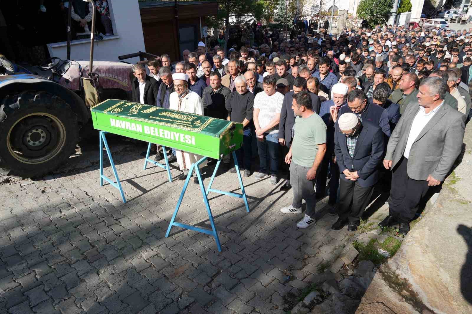 kastamonuda kayip diye aranirken olu bulunan imam hatip balikesirde topraga verildi 0 zfPO8uEm