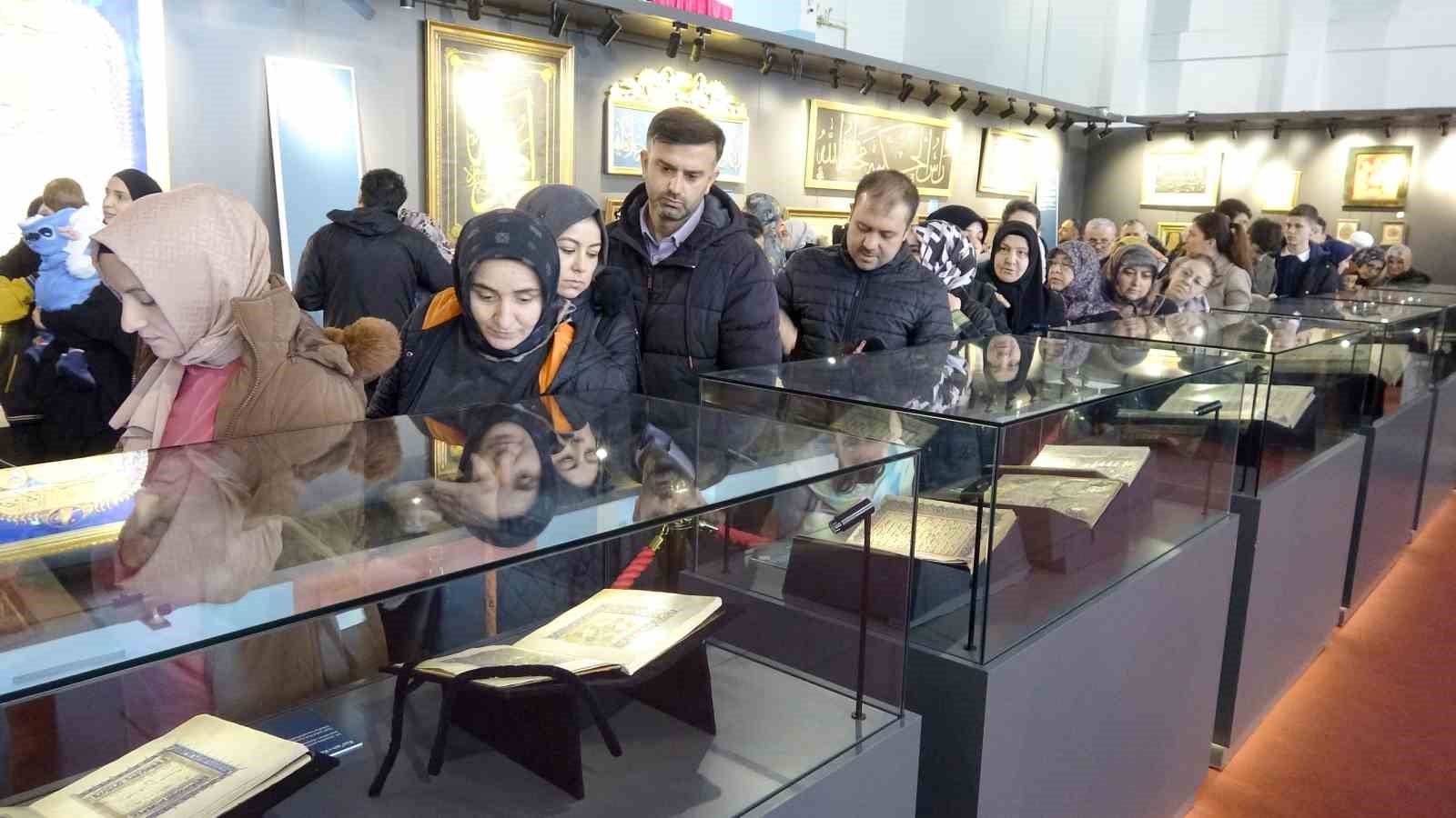 Kastamonu’da kutsal emanetlere yoğun ilgi: 1 günde 10 bin kişi ziyaret etti 16 kastamonuda kutsal emanetlere yogun ilgi 1 gunde 10 bin kisi ziyaret etti 12 EjQJZah5