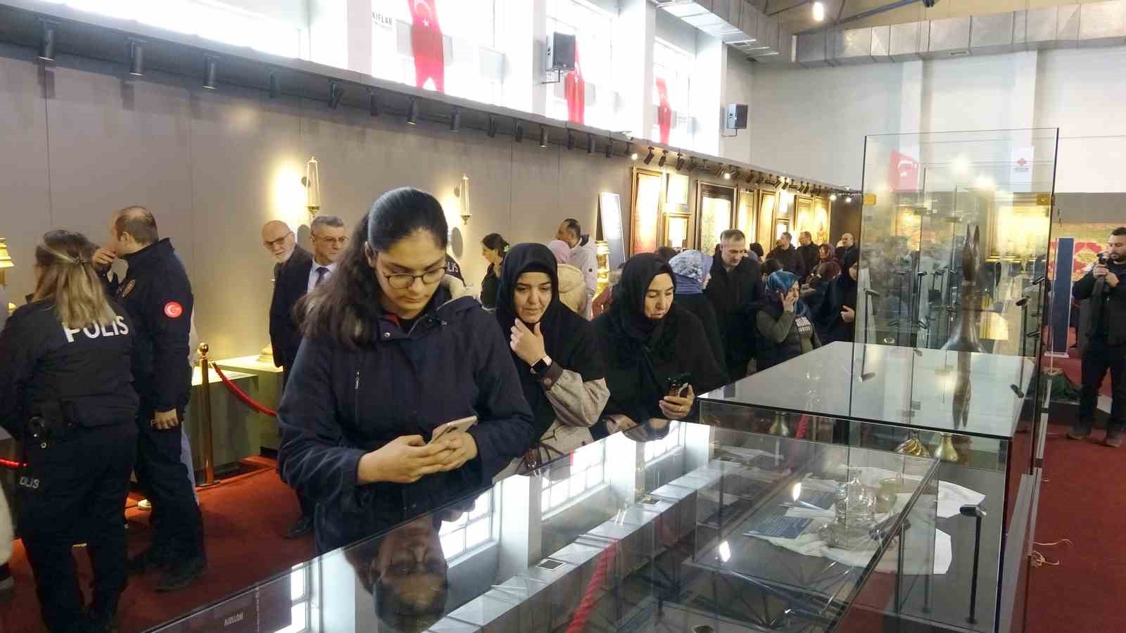 Kastamonu’da kutsal emanetlere yoğun ilgi: 1 günde 10 bin kişi ziyaret etti 6 kastamonuda kutsal emanetlere yogun ilgi 1 gunde 10 bin kisi ziyaret etti 2 DpGvgTd7