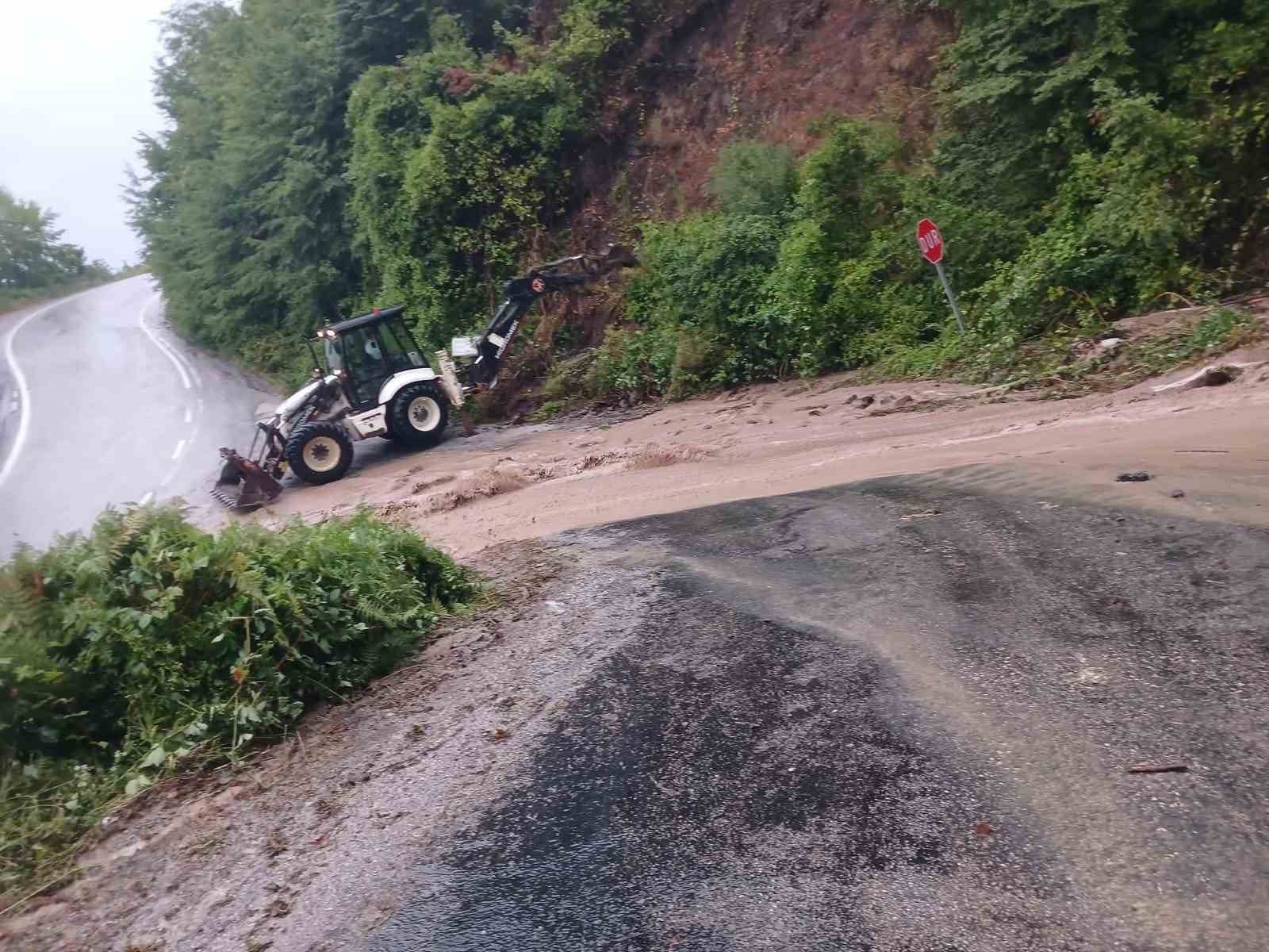 Kastamonu’da kuvvetli sağanak ve heyelanlar ulaşımı olumsuz etkiledi 4 kastamonuda kuvvetli saganak ve heyelanlar ulasimi olumsuz etkiledi 0 HCYNJDG3