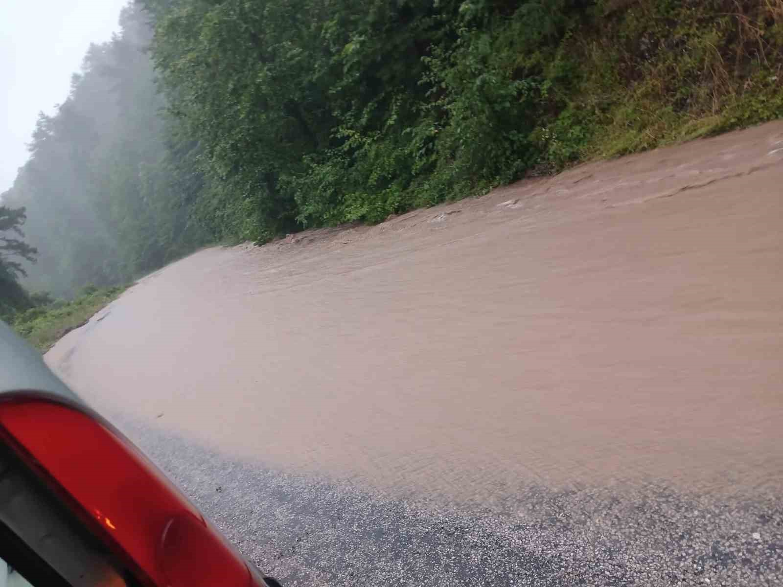 Kastamonu’da kuvvetli sağanak ve heyelanlar ulaşımı olumsuz etkiledi 5 kastamonuda kuvvetli saganak ve heyelanlar ulasimi olumsuz etkiledi 1 33qtwzud