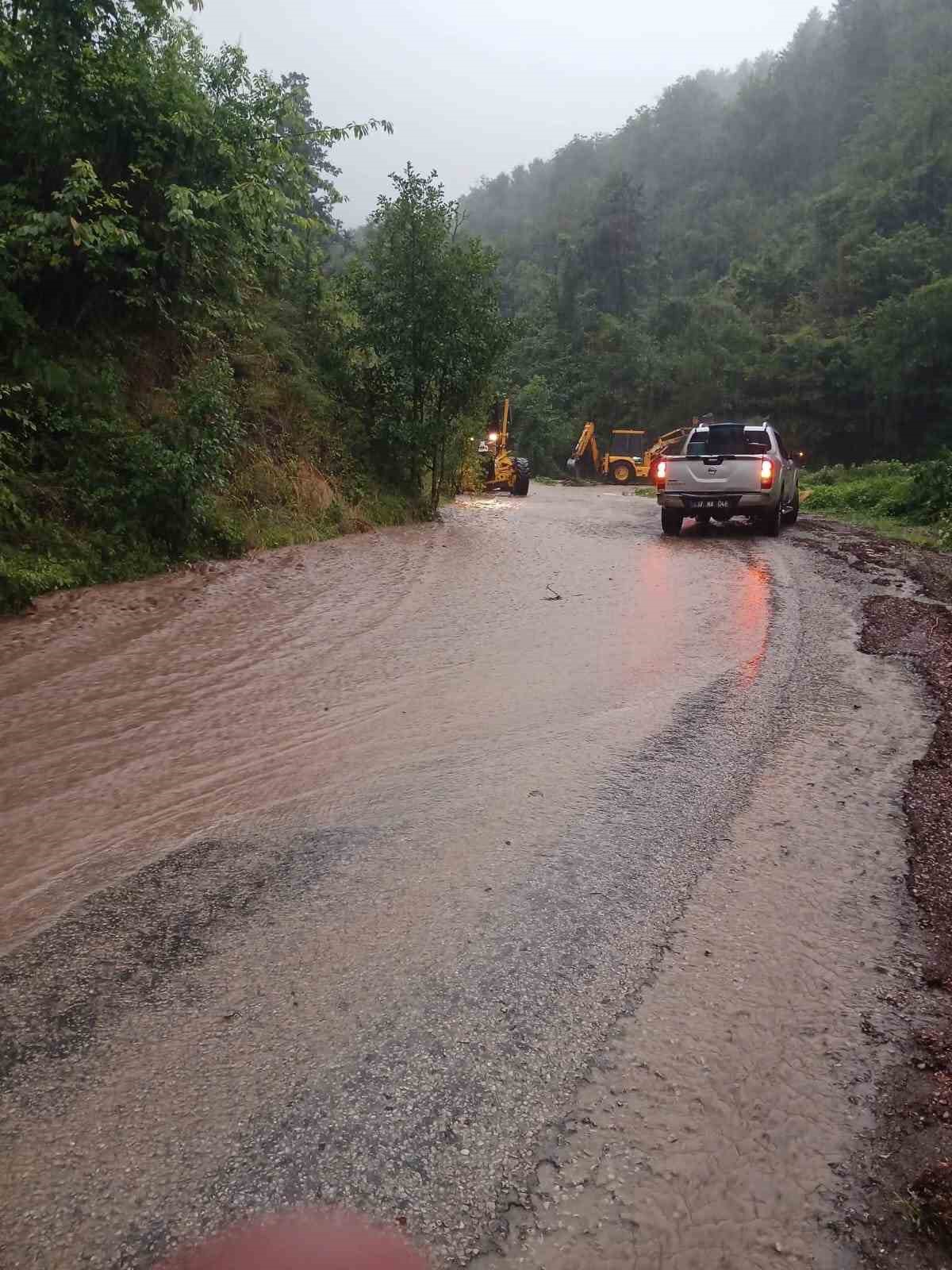 Kastamonu’da kuvvetli sağanak ve heyelanlar ulaşımı olumsuz etkiledi 8 kastamonuda kuvvetli saganak ve heyelanlar ulasimi olumsuz etkiledi 4 nl5vUfLU