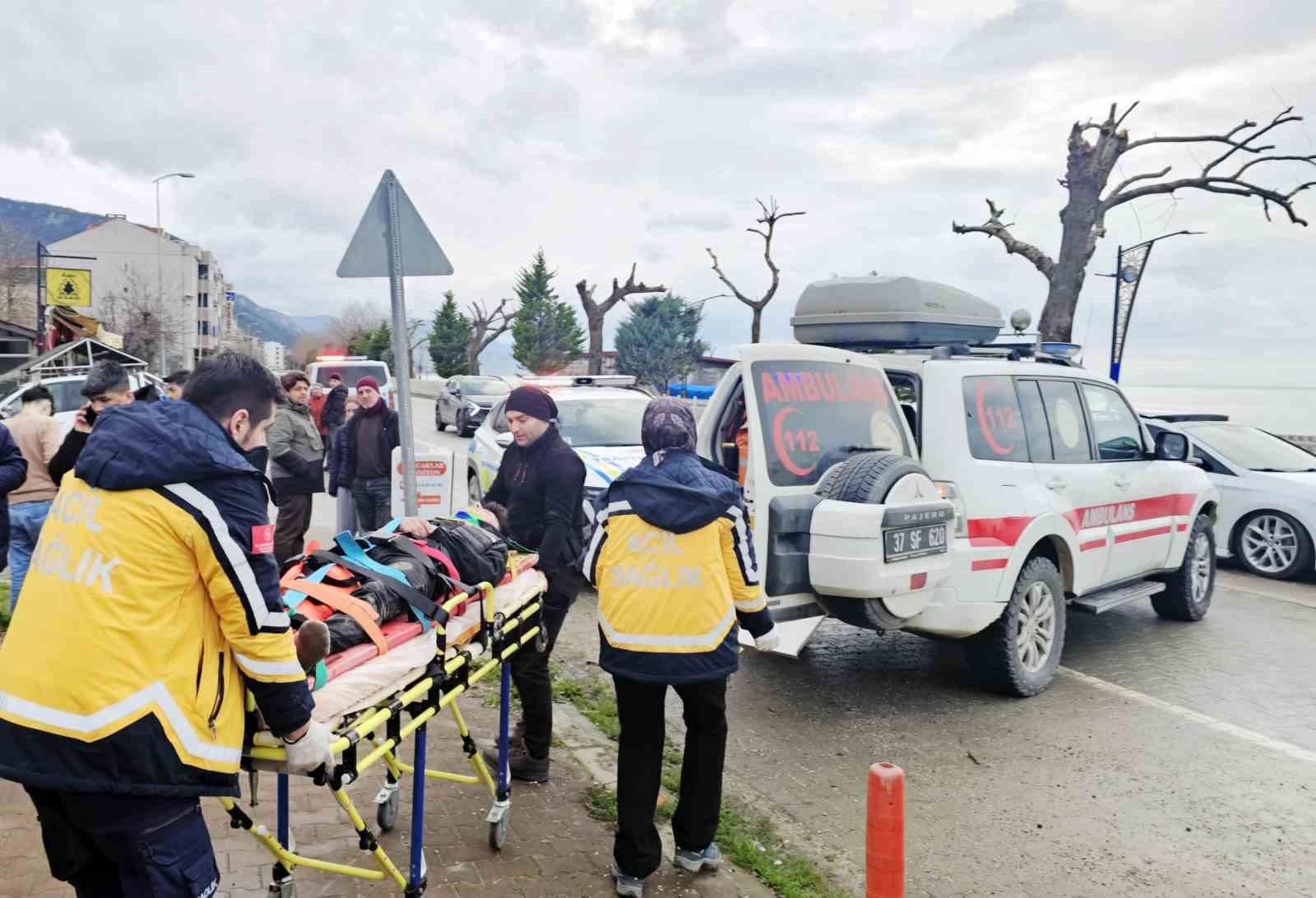 kastamonuda motosiklet ile otomobil carpisti 2 yarali 3 5SJeVSDU