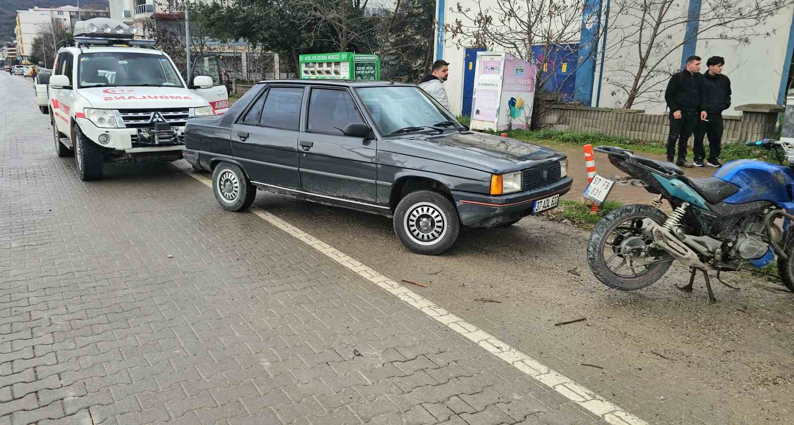kastamonuda motosiklet ile otomobil carpisti 2 yarali 4 qW4uykdh