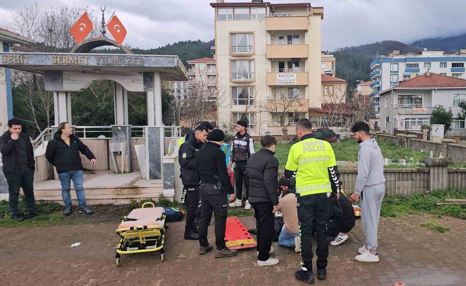 kastamonuda motosiklet ile otomobil carpisti 2 yarali 5 mrC8fYcO