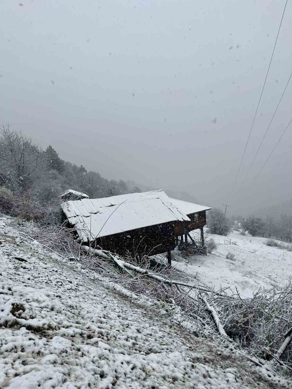 Kastamonu’da Nisan sonunda kar sürprizi 4 kastamonuda nisan sonunda kar surprizi 0 9jdlQUPL
