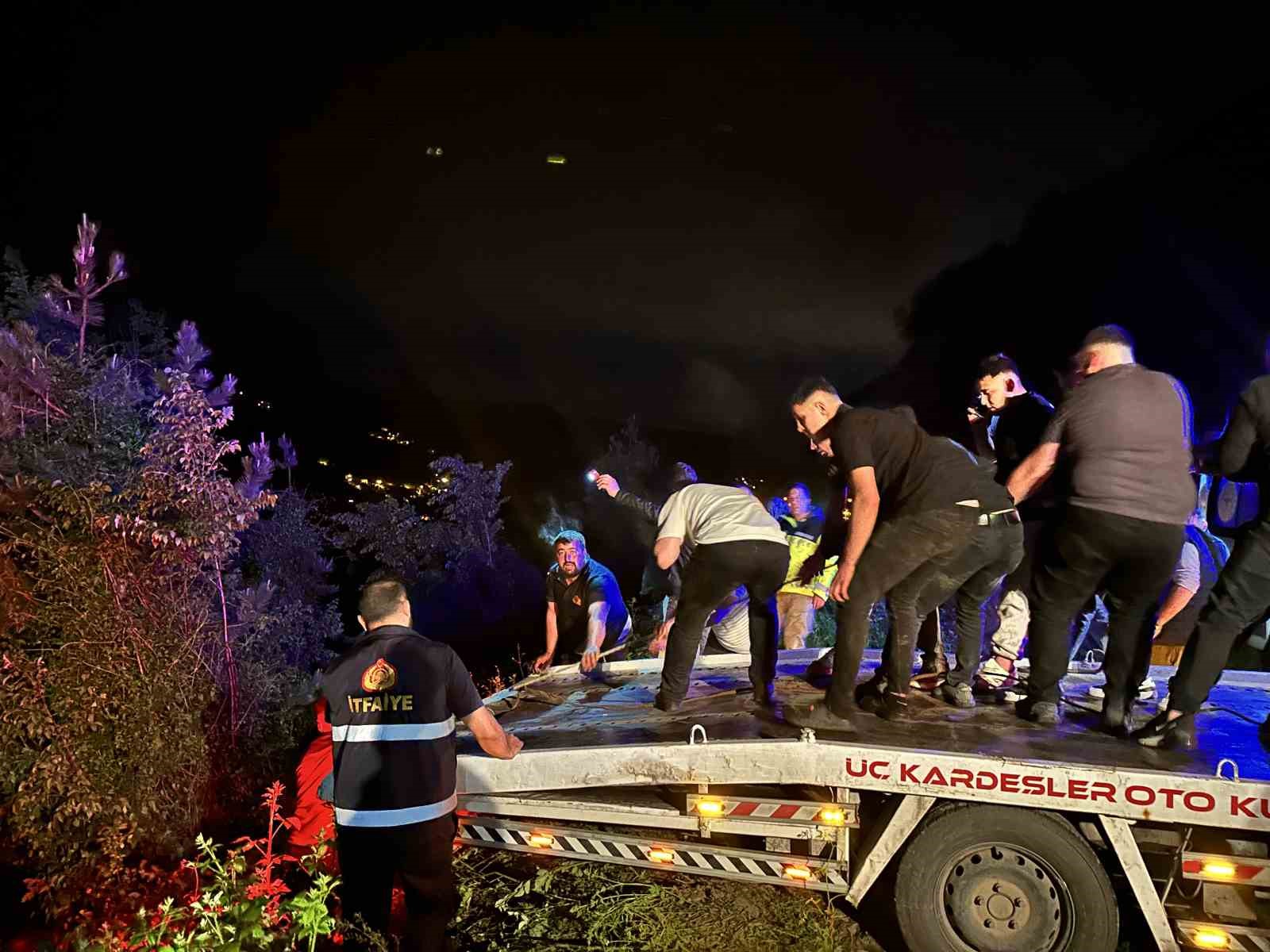 Kastamonu’da otomobil 150 metre yüksekten uçuruma yuvarlandı: 1 ölü, 3 yaralı 6 kastamonuda otomobil 150 metre yuksekten ucuruma yuvarlandi 1 olu 3 yarali 2 3TjHh9cQ
