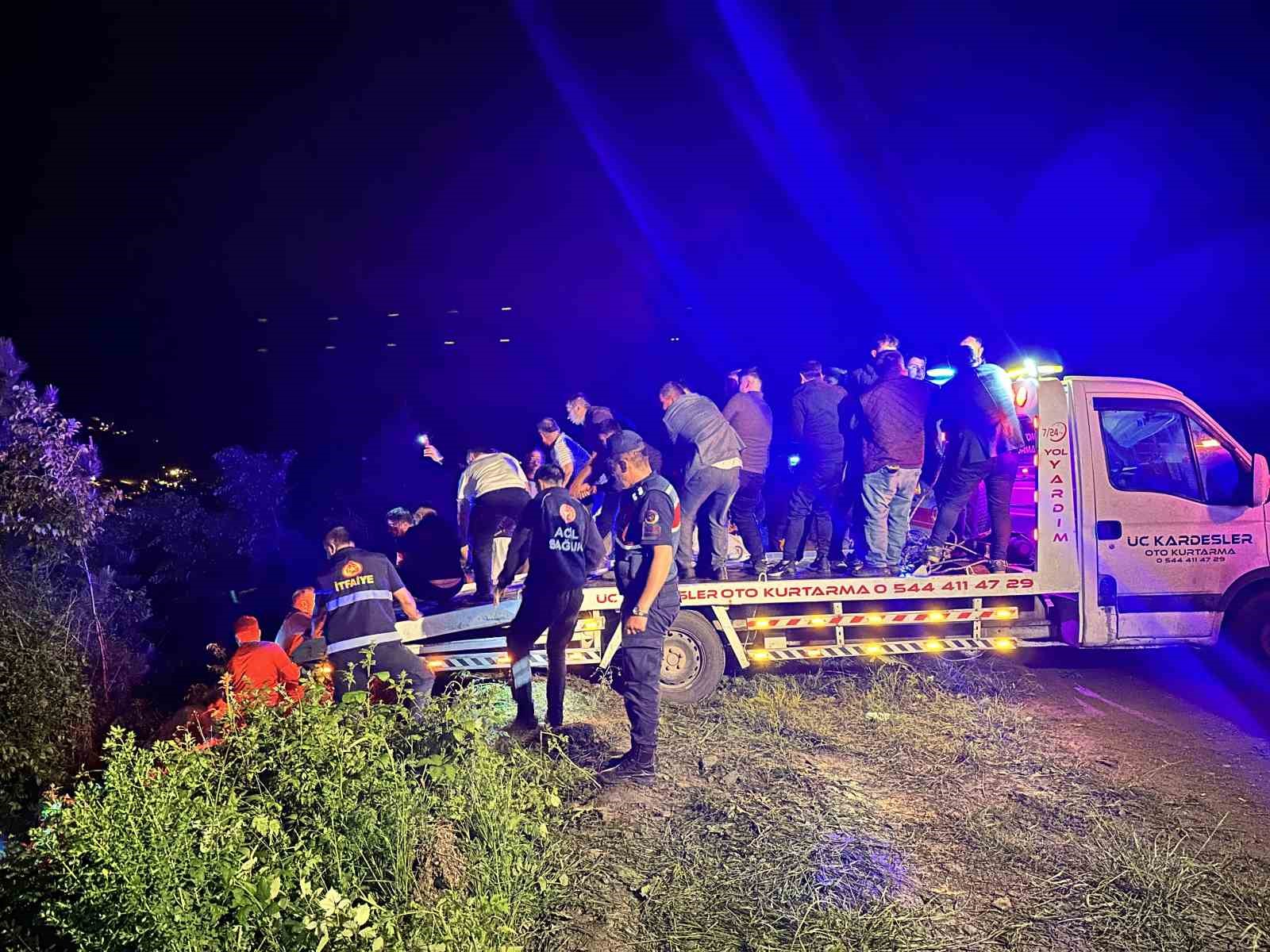 Kastamonu’da otomobil 150 metre yüksekten uçuruma yuvarlandı: 1 ölü, 3 yaralı 11 kastamonuda otomobil 150 metre yuksekten ucuruma yuvarlandi 1 olu 3 yarali 7 1JUbn1eQ