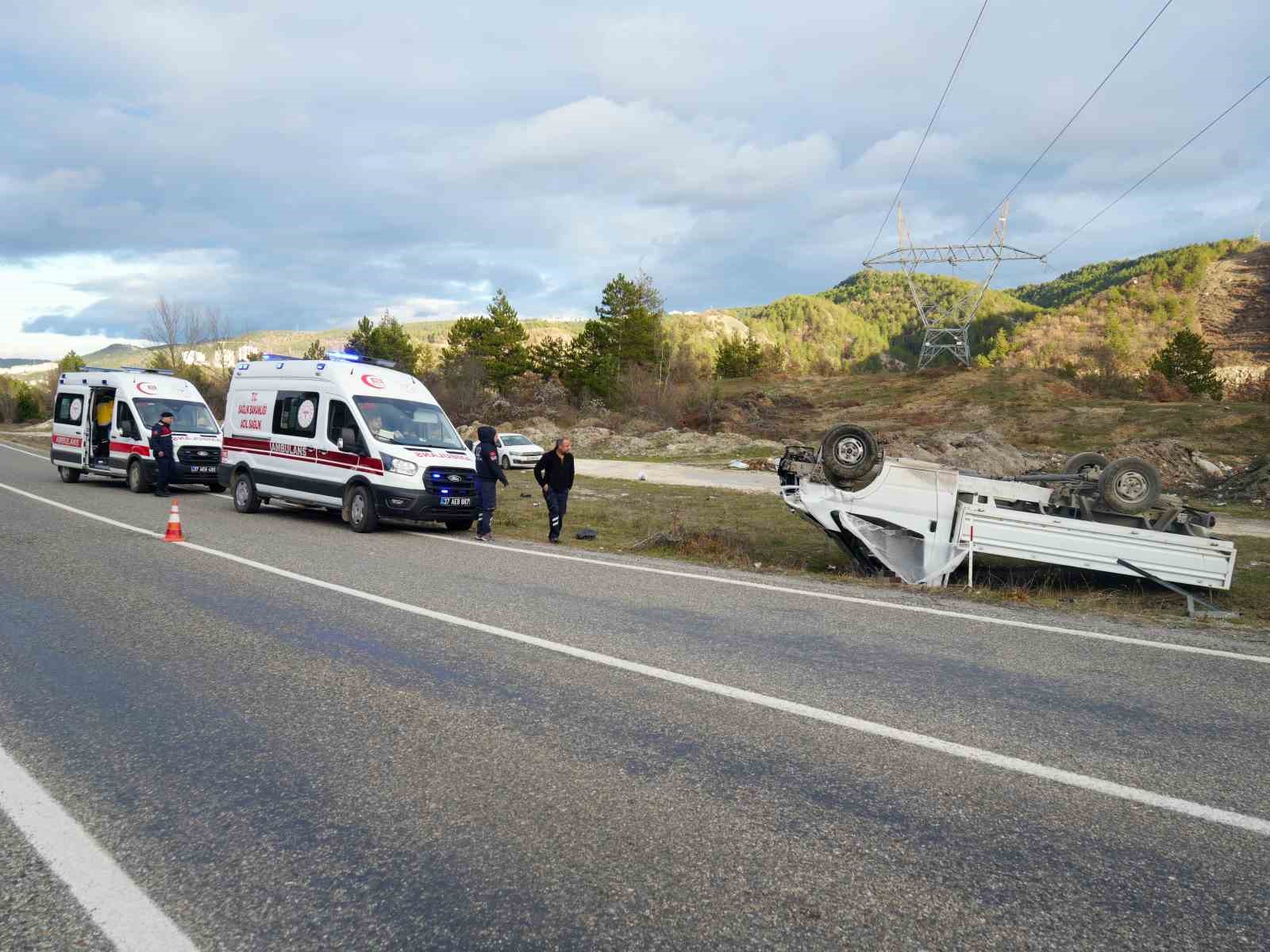 kastamonuda otomobil ile carpisan kamyonet ters dondu 1 olu 1 yarali 2