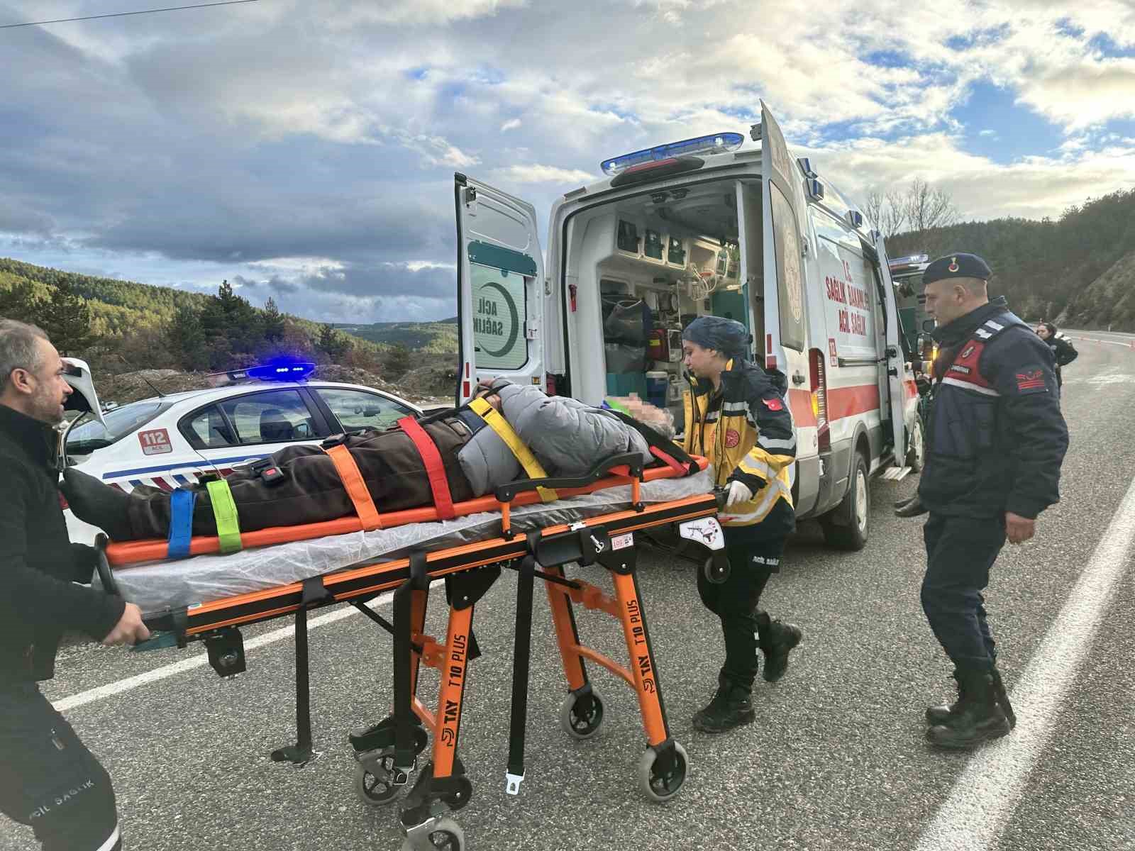 kastamonuda otomobil ile carpisan kamyonet ters dondu 1 olu 1 yarali 6